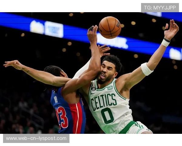 塔图姆急停跳投命中 塔图姆急停跳投命中